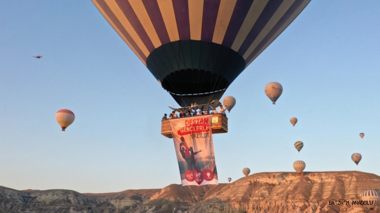 15 Temmuz sabahı Kapadokya'da balonlar Türk bayrakları ve afişlerle uçtu