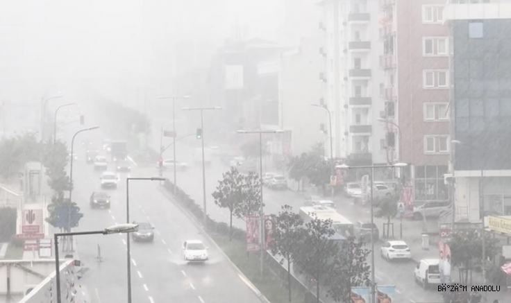 İstanbul'da kısa süreli yağmur geçişleri hayatı olumsuz etkiledi