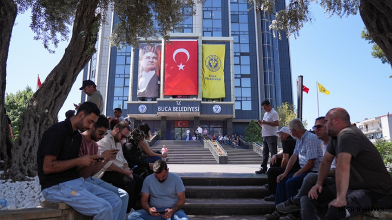 İzmir'de iki belediyede işçiler iş bıraktı
