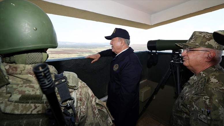 Milli Savunma Bakanı Akar, komutanlarla sınırın sıfır noktasında incelemelerde bulunuyor