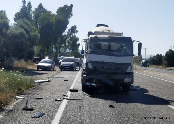 Muğla'da beton mikseri ile yolcu minibüsü çarpıştı: 1 kişi öldü, 12 kişi yaralandı