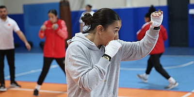 15 yaş altı milli sporcular Türk kadın boksuna güç vermek için yumruk sallıyor