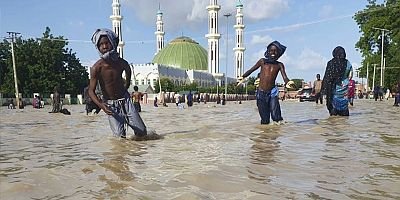 Afrika’da timsah ve yılanlar  insanların arasına karıştı!