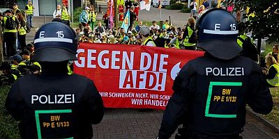 Almanya'da aşırı sağcı  AfD Partisi'ne protesto