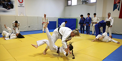 Antrenör baba, judo sevgisini ailesine aşıladı