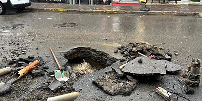 Ataşehir'de İSKİ'ye ait su borusu patladı