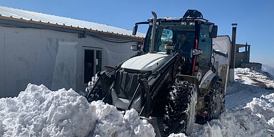 Hakkari'de kar nedeniyle kapanan üs bölgesinin yolu açıldı