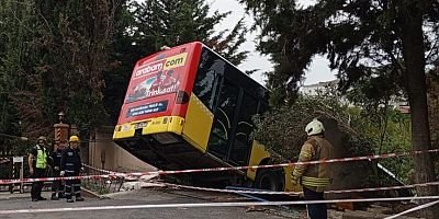 İETT otobüsü duvarda asılı kaldı!