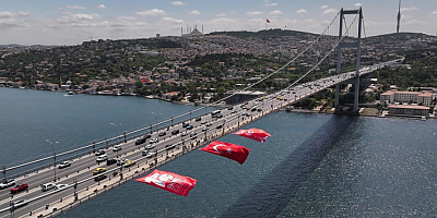 İstanbul Boğazı'ndaki köprülere Türk bayrağı asıldı