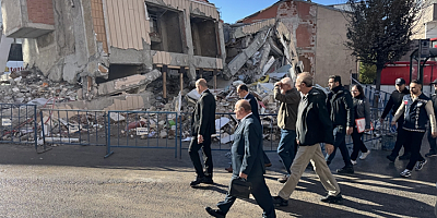 Kocaeli'de çöken binanın enkazında bilirkişi heyeti inceleme yapıyor