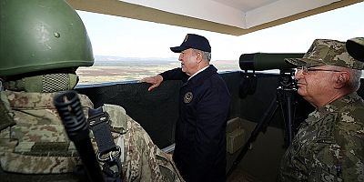 Milli Savunma Bakanı Akar, komutanlarla sınırın sıfır noktasında incelemelerde bulunuyor