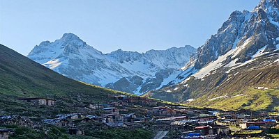 Rize'de bazı yaylaların yüksek kesimlerine kar yağdı