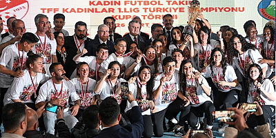 TFF Kadınlar 1. Ligi'nde şampiyon olan Yüksekovaspor kupasını aldı