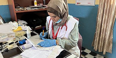 Türk kadın doktor, Afrikalı çocuklara şifa dağıtıyor