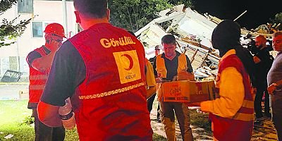 Türk Kızılay gönüllüleri  afetzedenin yanında!