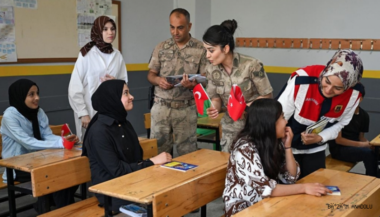 Van'da jandarma timleri 64 bin 124 öğrencinin gönlüne dokundu