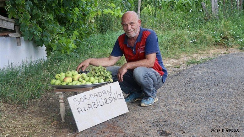 Yetiştirdiği ürünleri yoldan geçenlerle paylaşıyor